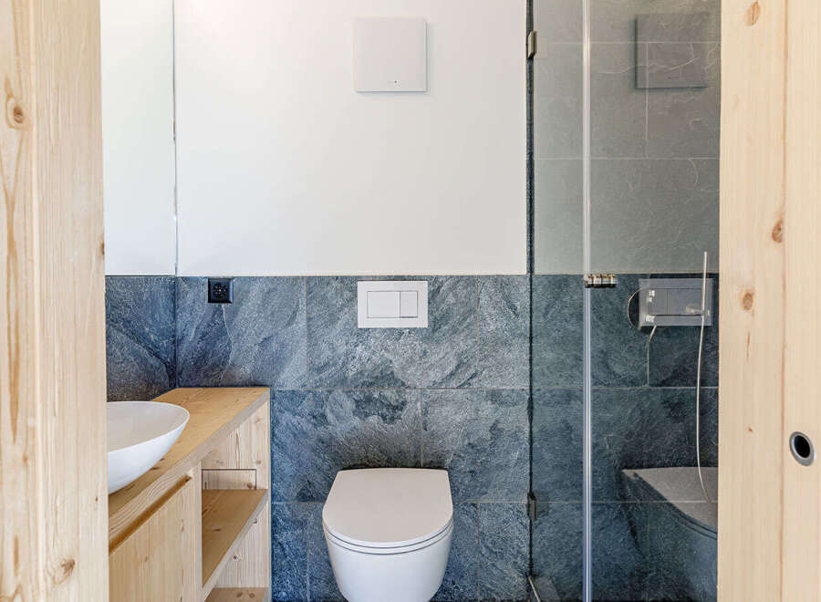 This modern bathroom features a sleek design with a focus on natural materials.