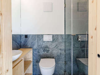 This modern bathroom features a sleek design with a focus on natural materials.