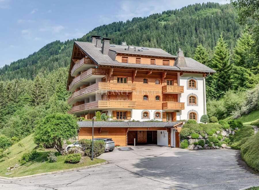 Discover the charm of this exquisite wooden chalet nestled in a picturesque mountain setting.