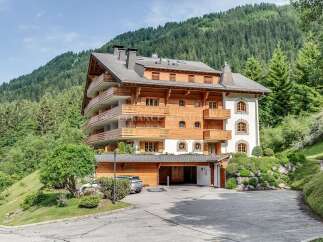 Discover the charm of this exquisite wooden chalet nestled in a picturesque mountain setting.