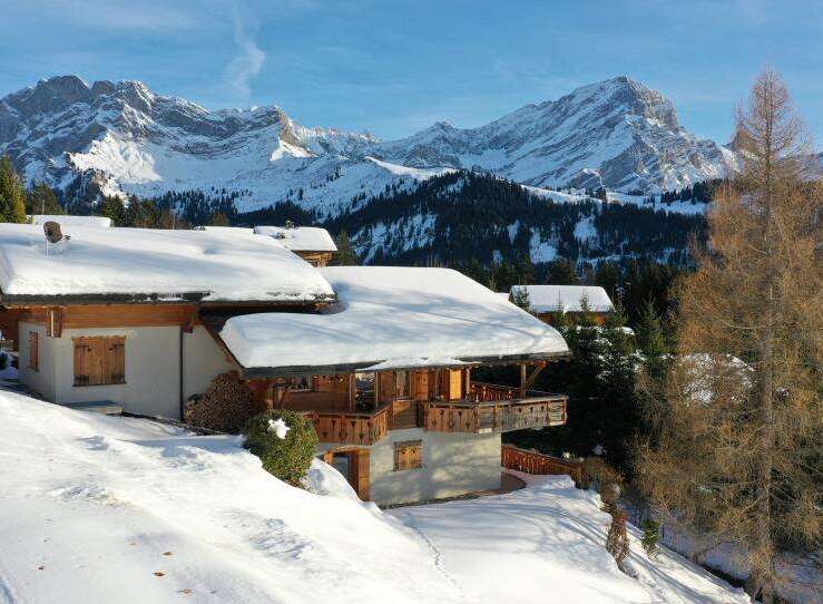 Experience the ultimate winter escape in this stunning chalet nestled amidst snow-capped mountains.