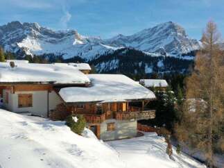 Experience the ultimate winter escape in this stunning chalet nestled amidst snow-capped mountains.