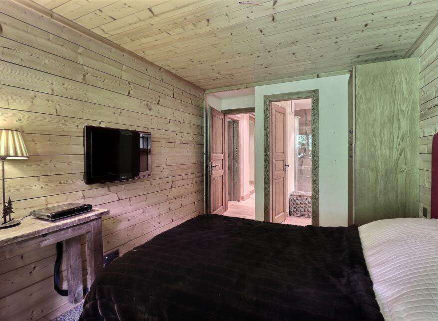 This cozy bedroom features a rustic wooden design, creating a warm and inviting atmosphere.