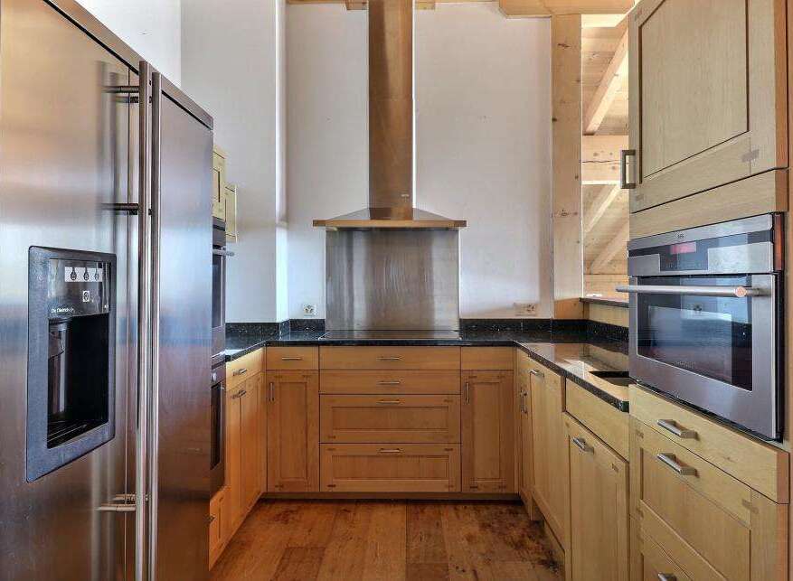 This stunning kitchen boasts modern appliances and a sleek design, perfect for culinary enthusiasts.