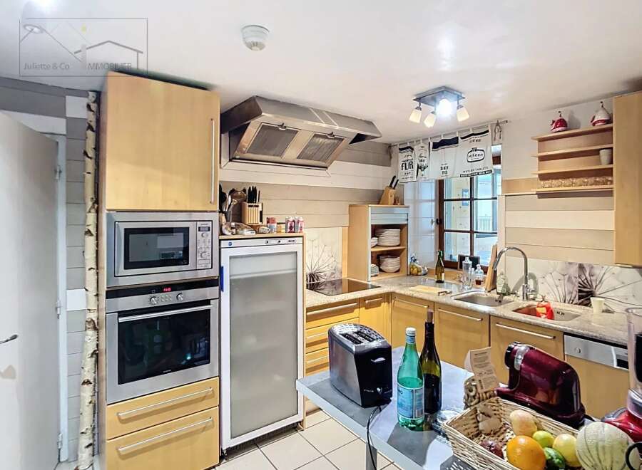 Discover this charming kitchen, perfect for culinary enthusiasts.