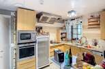 Discover this charming kitchen, perfect for culinary enthusiasts.