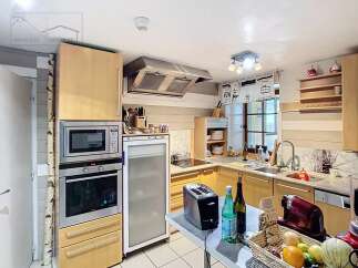 Discover this charming kitchen, perfect for culinary enthusiasts.