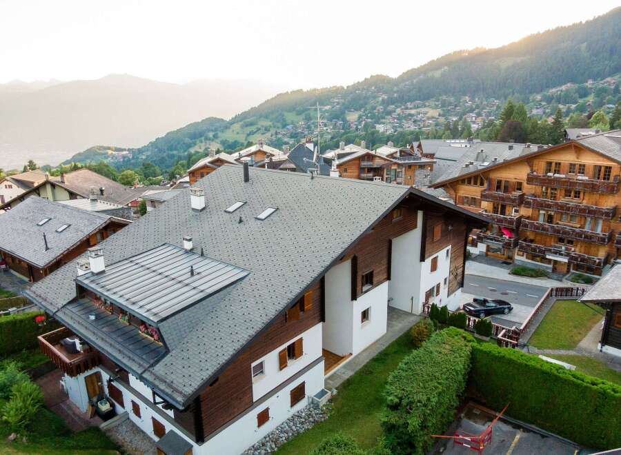 Discover a stunning chalet nestled in a picturesque mountain setting.