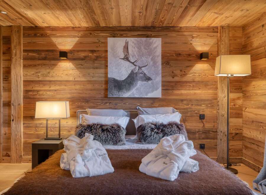 Experience the epitome of rustic luxury in this stunning bedroom.