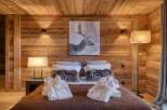Experience the epitome of rustic luxury in this stunning bedroom.