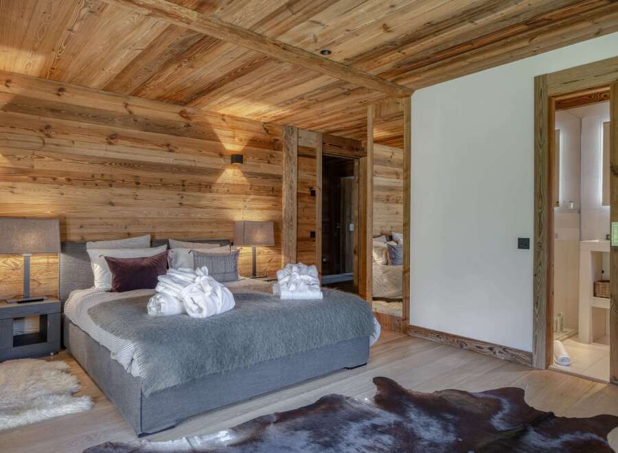 Experience the epitome of rustic luxury in this stunning bedroom.