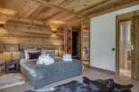 Experience the epitome of rustic luxury in this stunning bedroom.