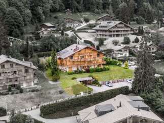Discover a stunning chalet nestled in a picturesque mountain setting.