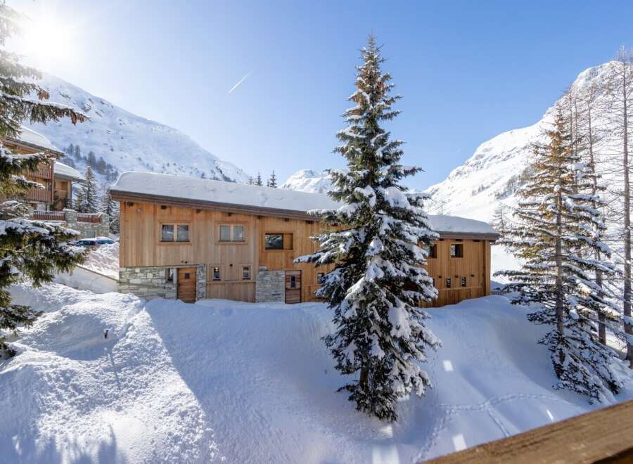 Discover a stunning chalet nestled in a picturesque winter wonderland.