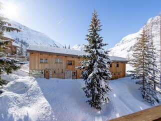 Discover a stunning chalet nestled in a picturesque winter wonderland.