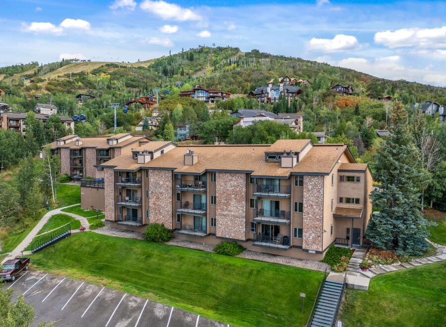 Discover luxury living in this stunning property, offering breathtaking mountain views and a prime location.