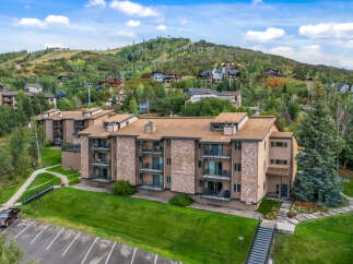Discover luxury living in this stunning property, offering breathtaking mountain views and a prime location.