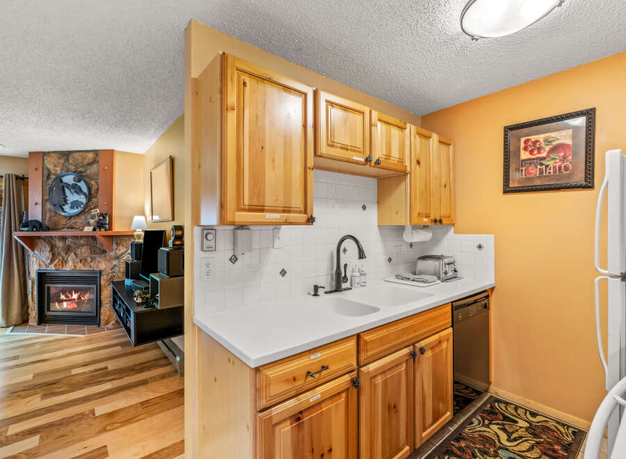 Discover the charm of this cozy kitchen, perfect for preparing delicious meals.