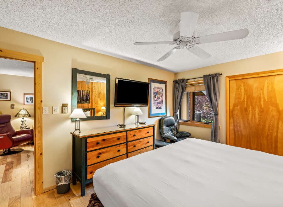 This cozy bedroom features a comfortable bed, perfect for a relaxing stay.