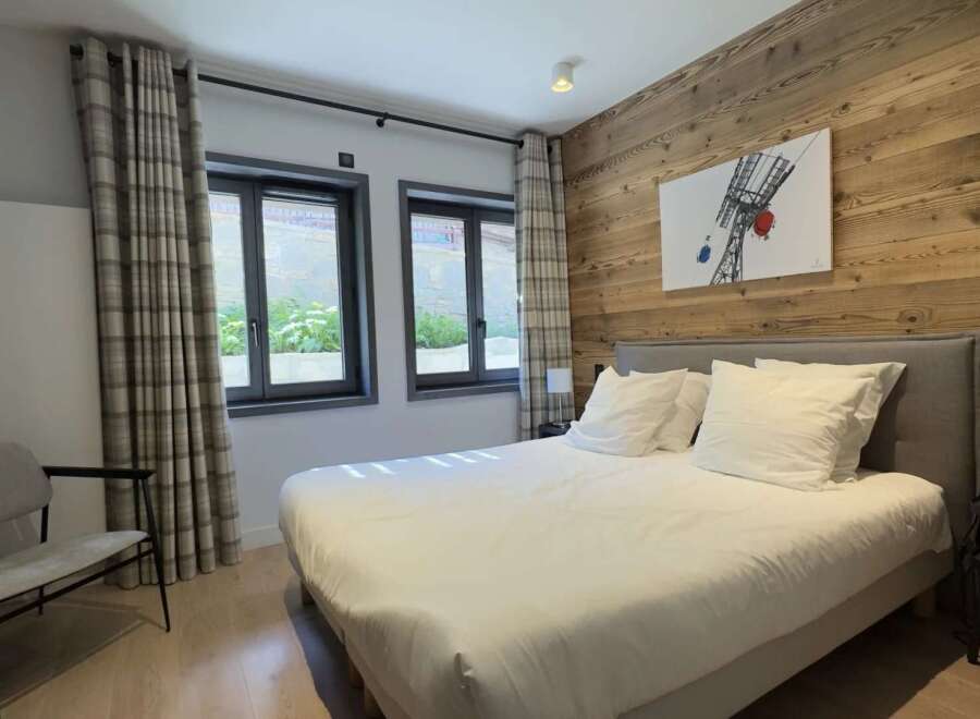 This cozy bedroom features a comfortable bed with crisp white linens, perfect for a relaxing stay.