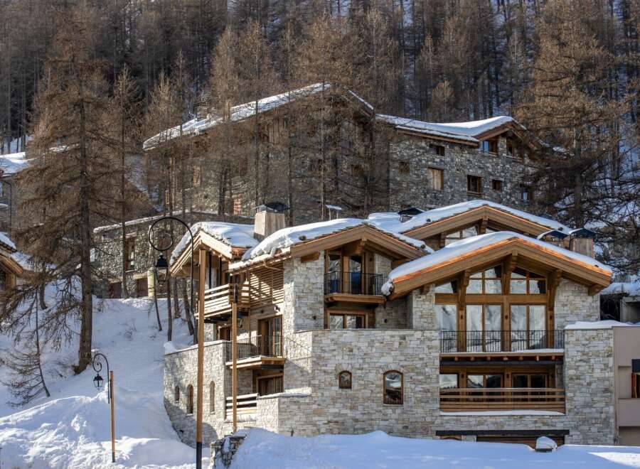 Discover the charm of this stunning mountain chalet, nestled amidst a snowy landscape.