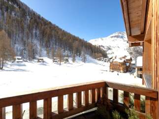 Enjoy breathtaking mountain views from this stunning property.