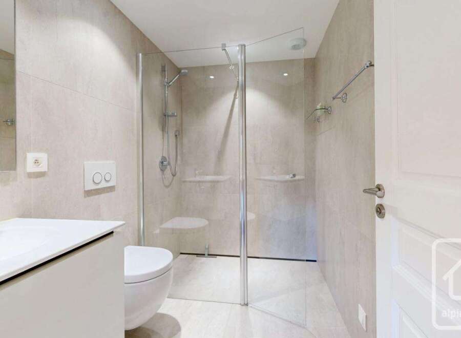 Step into luxury with this modern bathroom design.