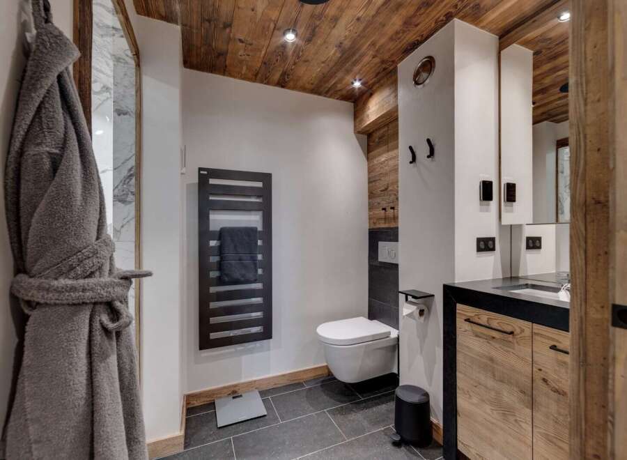 This luxurious bathroom features a modern design with rustic elements.