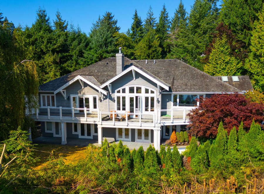 This stunning property boasts a beautiful house with a charming design, perfect for those seeking a serene retreat.