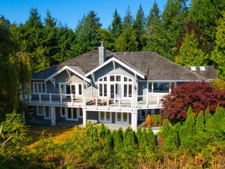 This stunning property boasts a beautiful house with a charming design, perfect for those seeking a serene retreat.