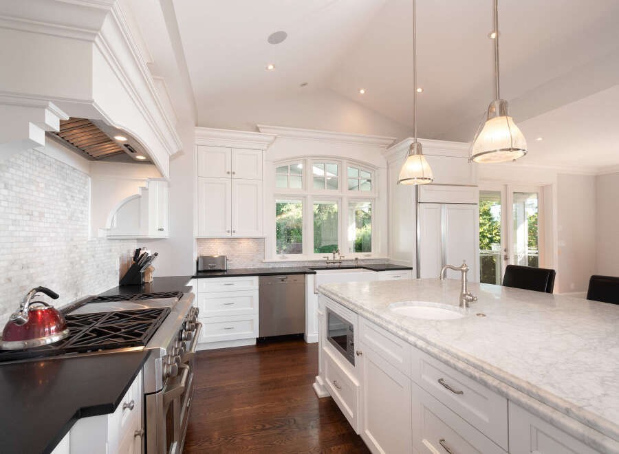 This stunning kitchen boasts a bright and airy design, perfect for culinary enthusiasts.