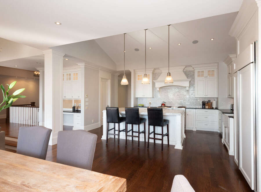 This stunning kitchen boasts a bright and airy design, perfect for both cooking and entertaining.