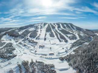 Experience the ultimate winter getaway with this stunning ski resort property! Nestled amidst a picturesque landscape, this property boasts a prime location with direct access to multiple ski slopes.
