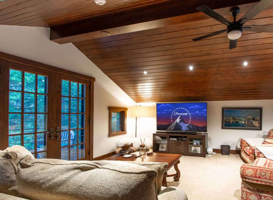 This stunning living space boasts a warm and inviting atmosphere, perfect for relaxation and entertainment.
