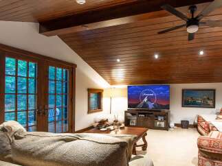 This stunning living space boasts a warm and inviting atmosphere, perfect for relaxation and entertainment.