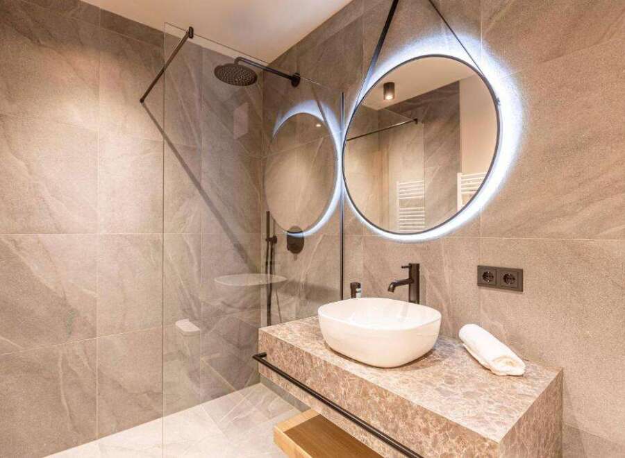 Experience luxury in this modern bathroom, featuring a sleek design and high-end finishes.