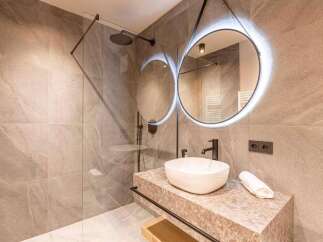 Experience luxury in this modern bathroom, featuring a sleek design and high-end finishes.
