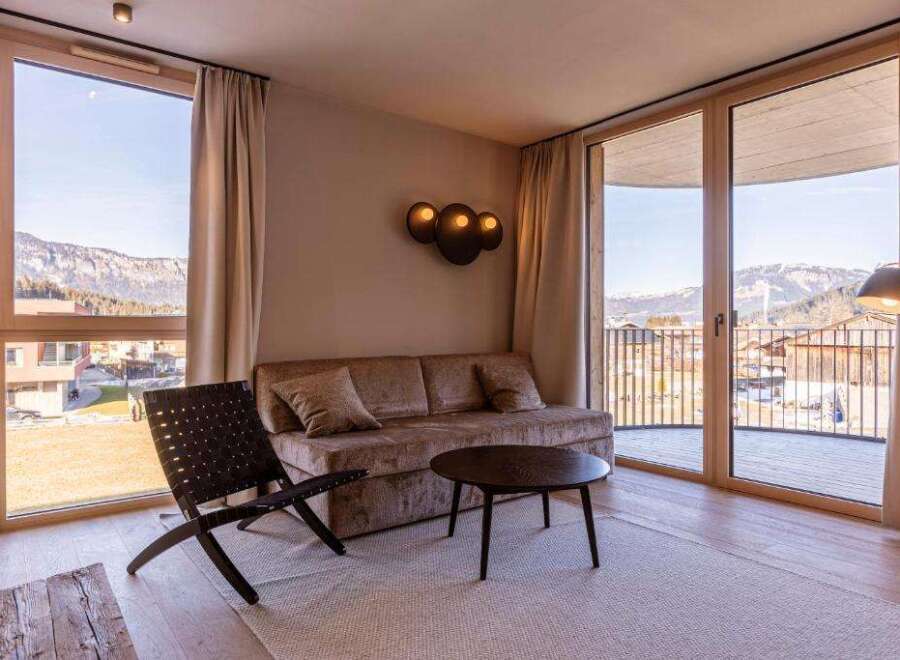Experience luxury living with breathtaking mountain views in this stunning property.
