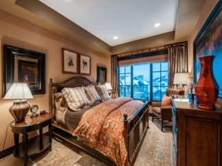 Luxurious mountain getaway boasting stunning views and a spacious master bedroom.
