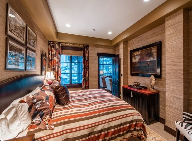 Luxurious mountain getaway boasting a king-size bed with a stunning view.