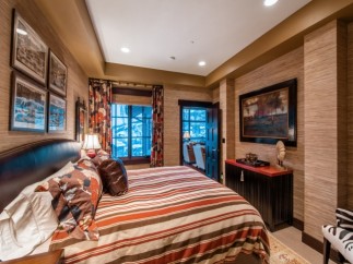 Luxurious mountain getaway boasting a king-size bed with a stunning view.