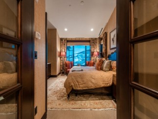 Luxurious mountain getaway boasting stunning views and a spacious master suite.