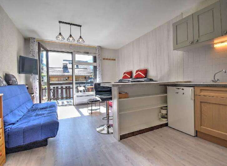 Discover this charming apartment with a cozy living space and a well-equipped kitchenette.