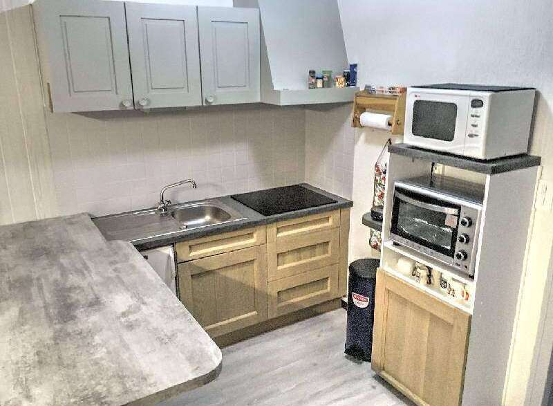 Discover this charming kitchen, perfect for culinary enthusiasts.