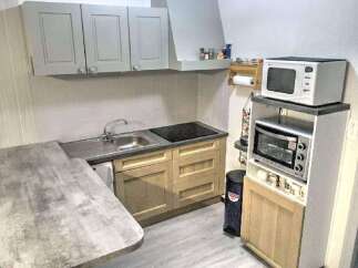 Discover this charming kitchen, perfect for culinary enthusiasts.