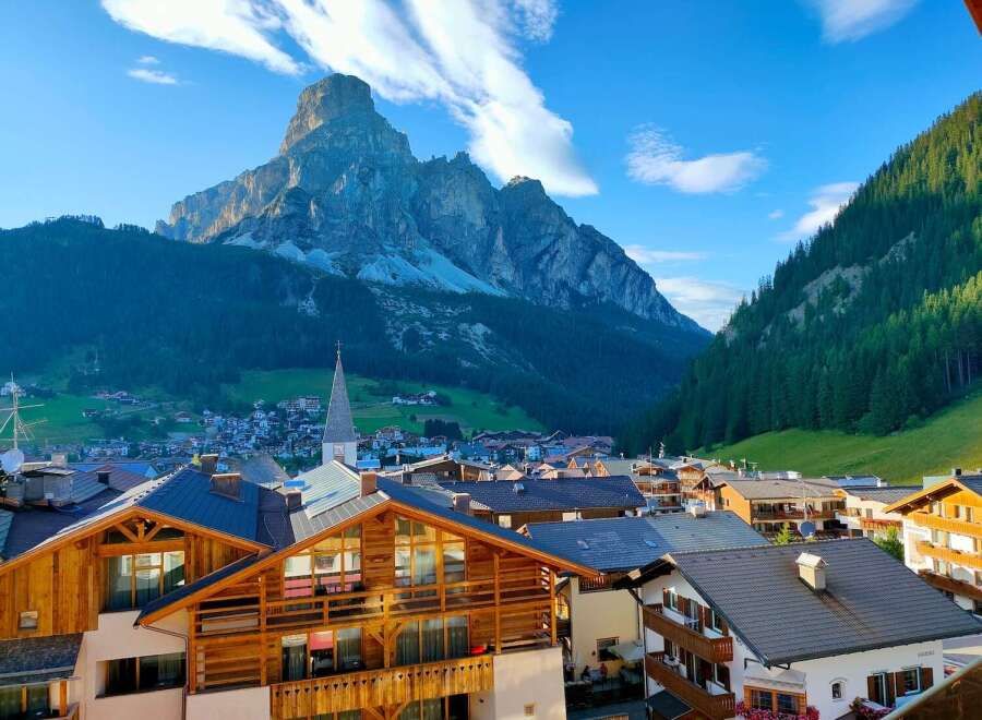 Discover your dream home in this picturesque mountain town! This stunning property boasts breathtaking views of the surrounding peaks and lush forests.
