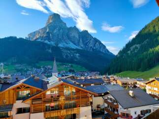 Discover your dream home in this picturesque mountain town! This stunning property boasts breathtaking views of the surrounding peaks and lush forests.
