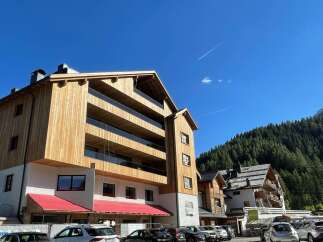 Discover a stunning property with modern architecture and a prime location.
