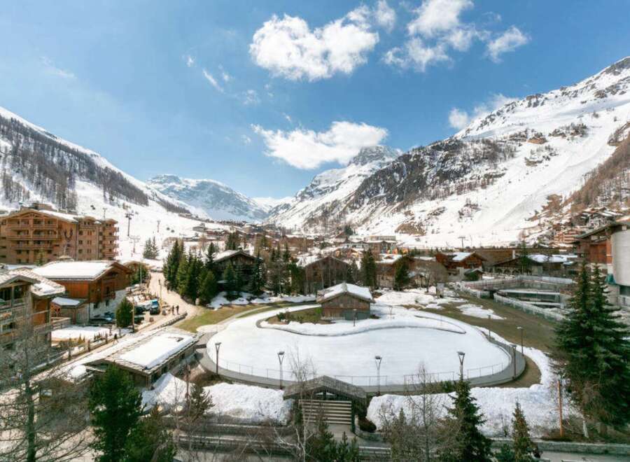 Experience the ultimate in luxury living with this stunning property nestled in the heart of a picturesque mountain village.