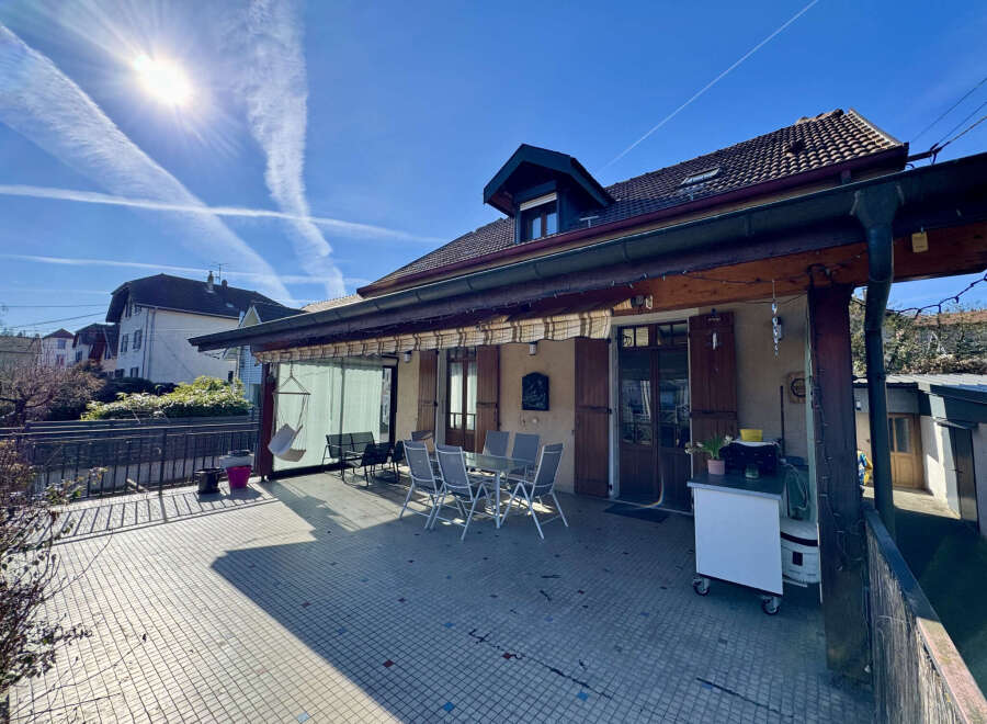 Discover this charming property featuring a spacious terrace perfect for outdoor dining and relaxation.